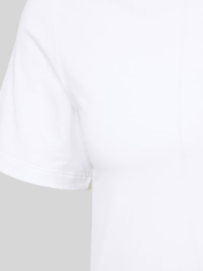 Männermodel trägt T-Shirt mit geripptem Rundhalsausschnitt von Hanro aus Baumwoll-Elasthan-Mix, Slim Fit, Nahaufnahme Oberkörper.