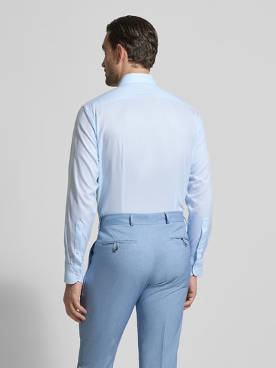 Męski model nosi Regular Fit Business-Hemd mit Strukturmuster und Kentkragen von OLYMP z bawełny, model 'New Kent', brustasza, długość tyłu w rozmiarze 40: 80 cm, szerokość ramion w rozmiarze 40: 48 cm, długość rękawów w rozmiarze 40: 65 cm, jasnoniebieski kolor, fakturowany wzór, całkowity widok z tyłu.