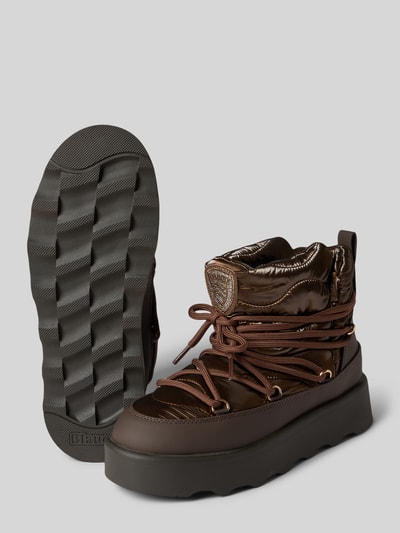 Produktfoto, Boots mit Label-Patch von Blauer USA in glänzendem Dunkelbraun, strukturierte Plateausohle, Schnürverschluss, Label mit Strasssteinbesatz, abgerundete Form, Absatzhöhe 4 cm, Schafthöhe 13 cm, Schaftweite 12 cm