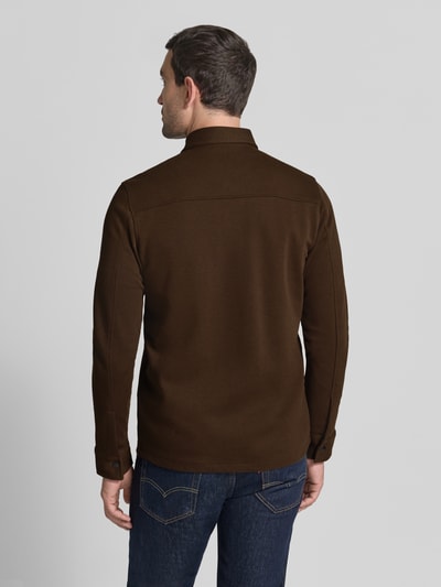 Männermodel trägt Relaxed Fit vrijetijdsoverhemd uit katoenmix model 'JACKIE' van Selected Homme, Heren, donkerbruin, Ganzkörperansicht Rückansicht