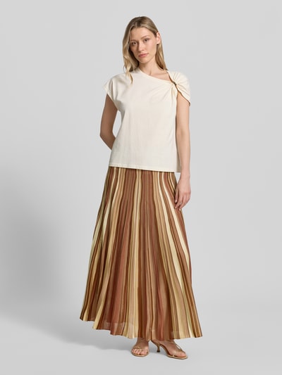 Vrouwenmodel draagt Maxirok aus Viskose im Allover-Look van Bash, in beige-bruin gestreept, A-lijn, elastische band, Ganzkörperansicht van voren.