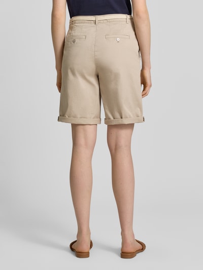 Frauenmodel trägt Chino-Bermudas mit Gürtel von Christian Berg Woman aus Reine Baumwolle in Beige, Regular-Fit, Umschlag, Ganzkörperansicht Rückansicht.