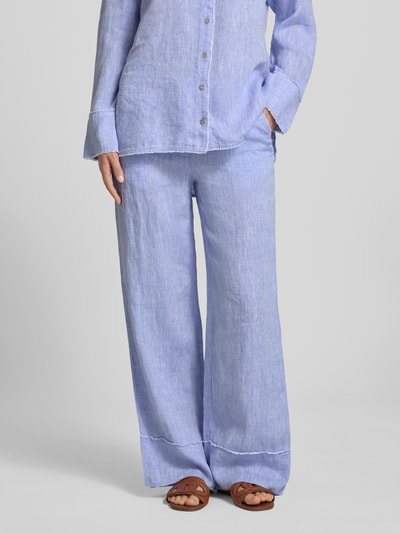 Frauenmodel trägt Leinenhose mit elastischem Bund und Tunnelzug von Christian Berg Woman in Hellblau, weite Beine, reine Leinen, Ganzkörperansicht von vorne.