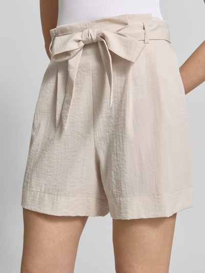 Frauenmodel trägt Regular Fit Bermudas aus Viskose-Mix Modell 'MARSA' von Only in Optik: Unifarben mit Falten, Bindegürtel und Flammgarn-Materialverarbeitung, Ganzkörperansicht von vorne.