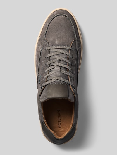 Produktfoto, Sneaker aus echtem Leder Modell "IVAR-22" von PS Poelman, graue Farbe, strukturierte Sohle, runde Form, Schnürverschluss, Herren Sneaker, abgerundete Passform, Absatzhöhe 3 cm, Schafthöhe 8 cm, Schaftweite 8 cm