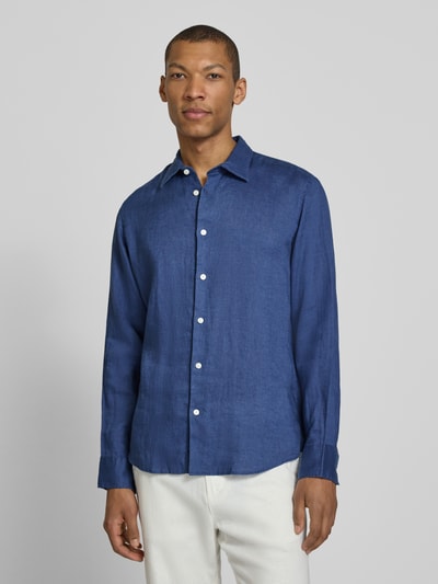 Männermodel trägt Regular Fit Freizeithemd aus reinem Leinen Modell 'REGKYLIAN' von SELECTED HOMME, unifarben, Ganzkörperansicht von vorne.