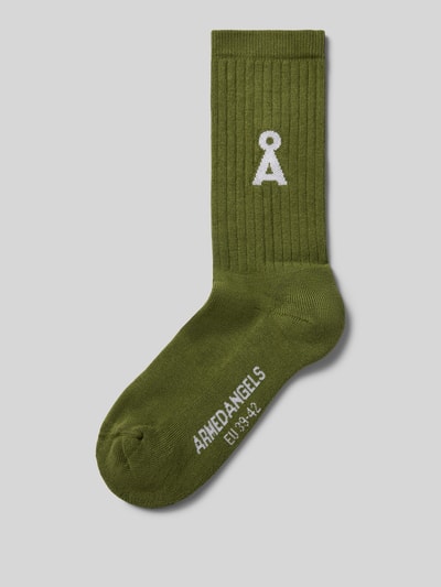 Produktfoto, olivgrüne Socken aus Baumwoll-Mix Modell 'SAAMUS' von ARMEDANGELS, gerippte Textur, Damen Socken von ARMEDANGELS