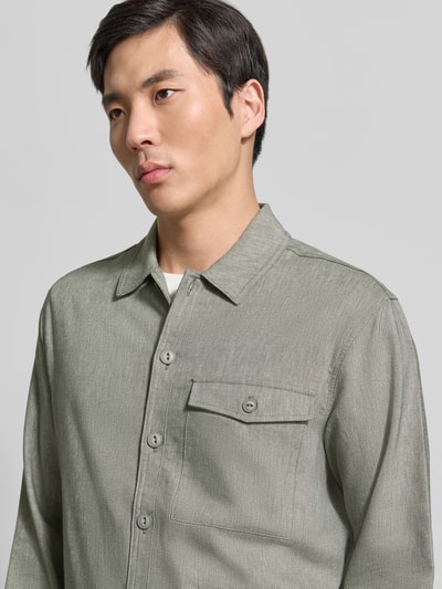 Męski model nosi Regular Fit Hemdjacke mit Kentkragen Modell 'BRO' od Casual Friday, mieszanka materiałów z lnem, brustasza, khaki, zbliżenie na górną część ciała.