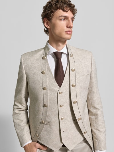 Männermodel trägt Sakko mit Stehkragen und Knopfleisten van Wilvorst, materiaalmix met katoen, regular fit, paspelzak op de borst, labelpatch, licht beige tinten, rustieke textuur, voorkant zichtbaar, nahaufnahme oberkörper.