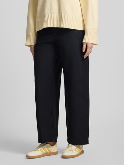 Frauenmodel trägt Barrel Fit Jeans mit Baumwoll-Anteil Modell 'CLAIR' von Only in Dunkelblau, Denim-Struktur, Ganzkörperansicht von vorne.