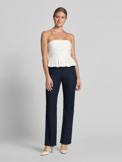 Frauenmodel trägt Straight Fit Jeans aus Baumwoll-Mix Modell 'TESS' von CAMBIO in dunklem Blau, glatte Textur, Ganzkörperansicht von vorne. Damen Straight Fit Jeans von CAMBIO.