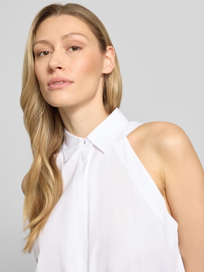 Frauenmodel trägt Blusenkleid aus Baumwolle mit Tunnelzug von BOSS in Optik: Unifarben, Regular-Fit, Ärmellos, Nahaufnahme Oberkörper.