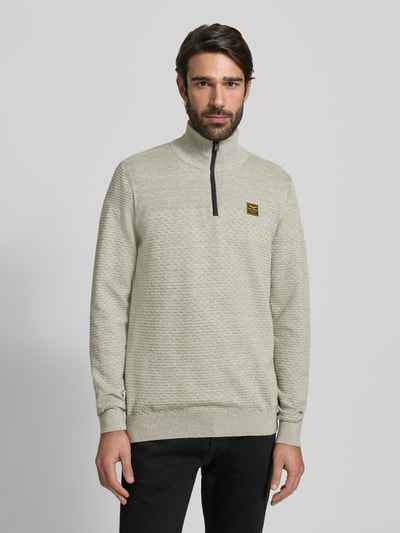 Männermodel trägt Strickpullover mit Stehkragen von PME Legend in Beige, strukturierte Baumwolle, Zipper, Label-Detail, Ganzkörperansicht von vorne.