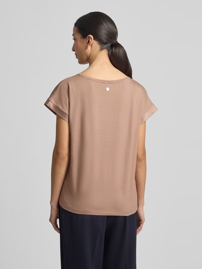 Frauenmodel trägt T-Shirt mit Rundhalsausschnitt Modell 'Taila' von JOOP!, Viskose-Elasthan-Mix, Regular-Fit, Rückenlänge 59 cm, Ganzkörperansicht Rückansicht.