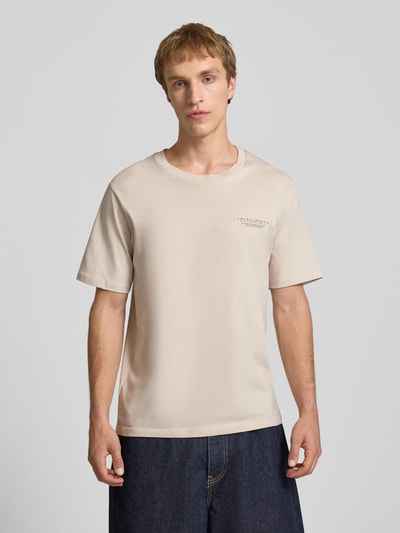 Männermodel trägt T-Shirt mit Label-Print und Rundhalsausschnitt von Jack & Jones in Beige, Reine Baumwolle, Regular-Fit, Ganzkörperansicht von vorne. Rückenlänge bei Größe M: 70 cm.