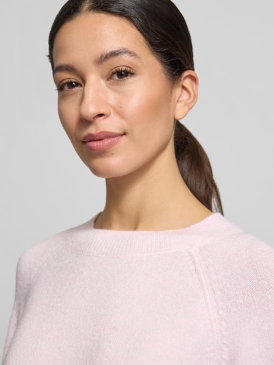Vrouwenmodel draagt Regular Fit gebreide pullover met crew neck model 'DOFFY' van Vero Moda in effen look, applicatie met labelstitching, ronde hals, lange mouw, geribde boorden, materiaalverwerking knitwear, Nahaufnahme bovenlichaam.