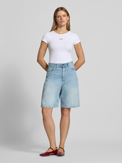 Vrouwenmodel draagt wit t-shirt met statement-stitching van REVIEW, katoenmix met biologisch katoen, nauwsluitend model, ronde hals, ruglengte bij maat S: 51 cm, geheel vooraanzicht.