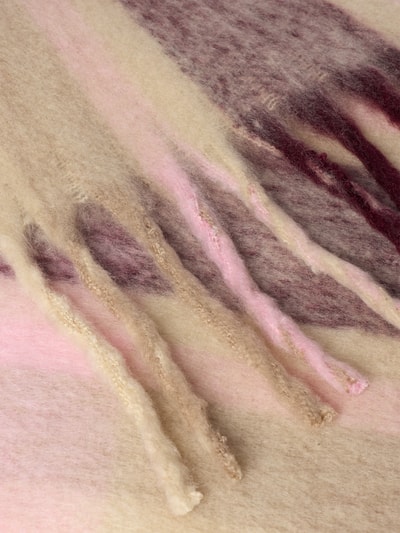 Produktfoto, Schal mit Fransen Modell 'WIBKE' von b.young, rechteckige Passform, Strick-Optik in Creme, Rosa und Weinrot, weich strukturierte Oberfläche