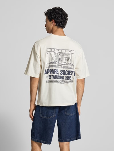 Männermodel trägt T-Shirt mit Rundhalsausschnitt und Logo-Print von REVIEW aus Reine Baumwolle, Modern Fit, Rückenlänge 68 cm, Ganzkörperansicht Rückansicht.