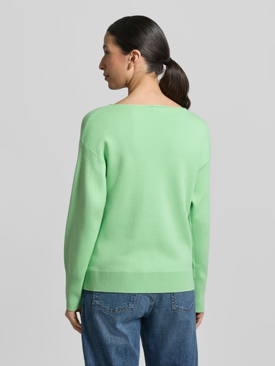 Frauenmodel trägt Regular Fit Strickpullover mit Baumwoll-Anteil Modell 'LOVE' von s.Oliver RED LABEL, Optik: Unifarben, Materialverarbeitung: Strick, Langarm, gerippte Ärmelabschlüsse, Applikation: Intarsie, Ganzkörperansicht Rückansicht.