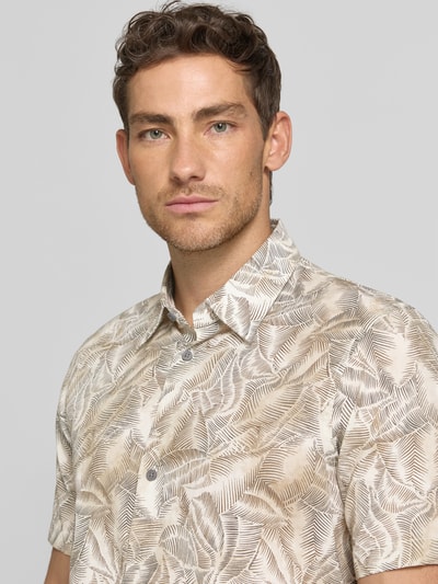 Männermodel trägt Regular Fit Freizeithemd mit Kentkragen von ARMANI EXCHANGE, katoen, allover dessin in beige en bruin, Nahaufnahme Oberkörper.