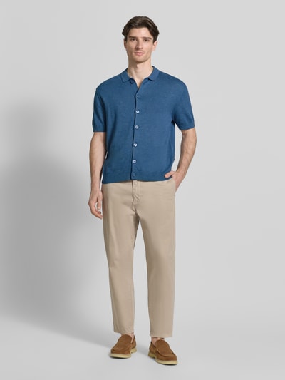 Männermodel trägt Freizeithemd mit 1/2-Arm Modell 'BELLS' von Casual Friday aus Baumwoll-Lyocell-Mix in Blau, Regular-Fit, Ganzkörperansicht von vorne.