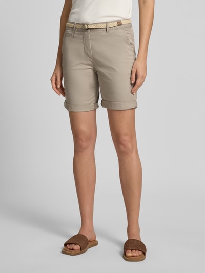Frauenmodel trägt Regular Fit Bermuda mit Gürtel von Tom Tailor in Optik: Unifarben, Passform: Regular-Fit, Material: Baumwoll-Mix, Ganzkörperansicht von vorne.