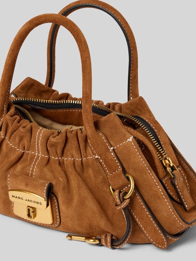 Produktfoto, Shoulder Bag aus echtem Rindervelours von Marc Jacobs in warmem Braun mit Logo-Detail, Raffungen, Hauptfach mit Reißverschluss, Trageriemen, Maße 31 cm Breite, 14 cm Länge, 11 cm Tiefe