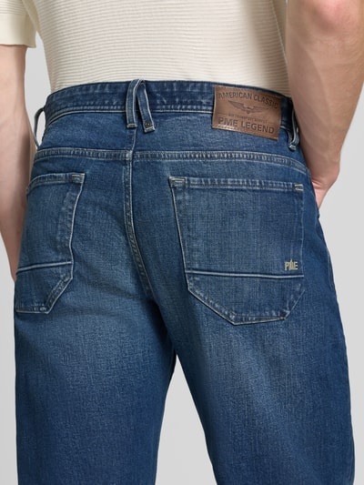 Männermodel trägt Straight Fit Jeans aus Baumwoll-Mix Modell 'Wingload' von PME Legend in klassischem Blau, Detailaufnahme Rückansicht, 5-Pocket-Design, sichtbares PME Legend Logo, elastische Textur