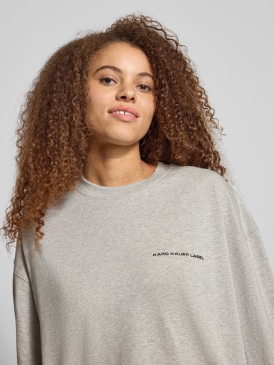 Karo Kauer Oversized Longsleeve mit Label-Print Hellgrau 3