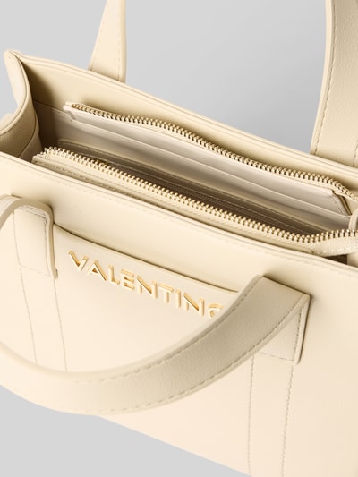 Productfoto, Handtasche mit Label-Detail Modell 'AURY' van VALENTINO BAGS in crèmekleur, hoofvak met ritssluiting, draagband, schouderband, binnenvak met ritssluiting, formaat: breedte 25 cm, lengte 22 cm, diepte 9 cm, bandlengte 135 cm, structuur: glad leer-look.