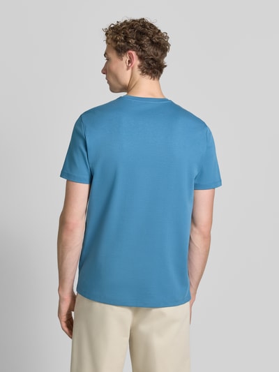 Mężczyzna nosi T-Shirt aus Baumwolle mit Rundhalsausschnitt von Christian Berg Men, krój regular fit, bawełna, długość tyłu 35 cm, całkowity widok od tyłu.