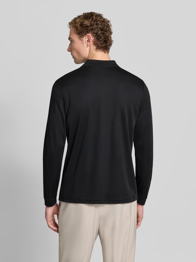 Männermodel trägt Regular Fit Poloshirt aus Baumwoll-Mix von RAGMAN, Schwarz, Langarm, glatte Struktur, Ganzkörperansicht Rückansicht.