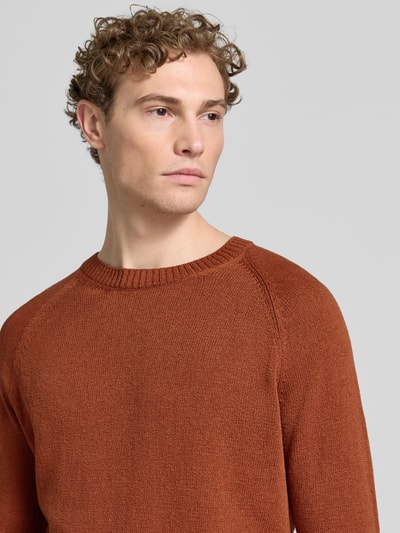 Männermodel trägt Strickpullover aus Baumwoll-Kaschmir-Mix mit Rundhalsausschnitt von GRAN SASSO, rostbraun, Bouclé-Optik, Slim-Fit, Nahaufnahme Oberkörper. Rückenlänge 68 cm, Ärmellänge 68 cm bei Größe 50.