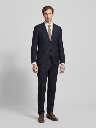 Männermodel trägt Slim Fit Businesshemd in Premiumqualität von OLYMP Level Five, Optik: Unifarben, Ganzkörperansicht von vorne.
