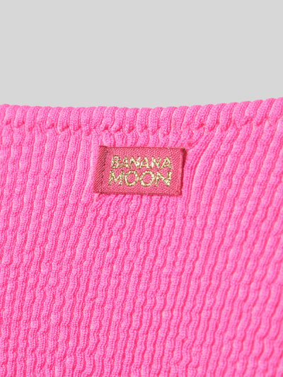 Produktfoto, Bikini-Slip mit Label-Detail Modell 'NAIDA' von Banana Moon in leuchtendem Pink, gerippte Struktur, Material-Mix mit Stretch-Anteil