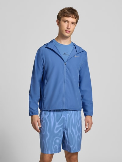 Männermodel trägt Regular Fit Trainingsjacke mit Kapuze von Nike in Hellblau, glatte Textur, Herren Trainingsjacke, Ganzkörperansicht von vorne.