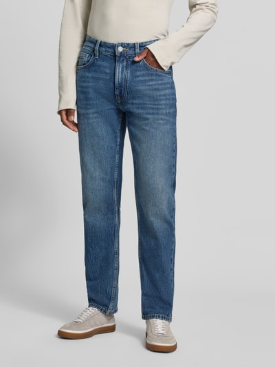 Männermodel trägt Straight Fit Jeans aus Baumwoll-Mix Modell 'Bonito' von s.Oliver RED LABEL, mittleres Blau, Ganzkörperansicht von vorne, Herren Tapered Fit Jeans von s.Oliver RED LABEL.