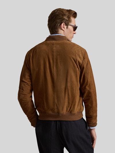 Männermodel trägt Regular Fit Lederjacke mit seitlichen Pattentaschen von Polo Ralph Lauren in braunem Veloursleder, Ganzkörperansicht Rückansicht.