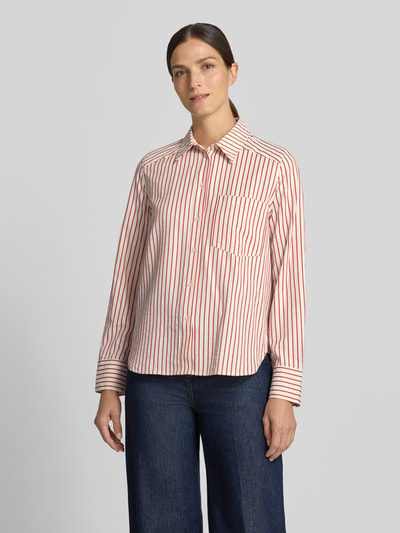 Frauenmodel trägt Loose Fit Langarmbluse aus Baumwoll-Mix von Jake*s aus der Kollektion Jake*s Casual, rote und weiße Streifen, Ganzkörperansicht von vorne.