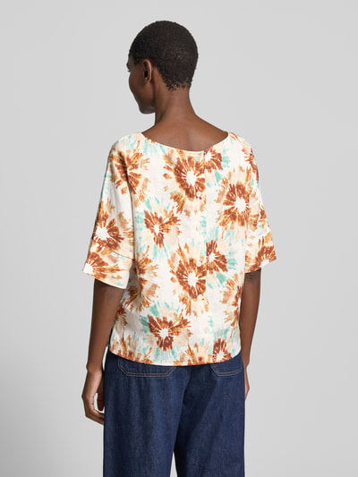 Frauenmodel trägt Bluse aus Leinen mit U-Boot-Ausschnitt von Christian Berg Woman, florales Muster in Braun, Beige und Türkis, Loose-Fit, 1/2-Arm, Rückenlänge 50 cm, Ärmellänge 38 cm, Ganzkörperansicht Rückansicht.