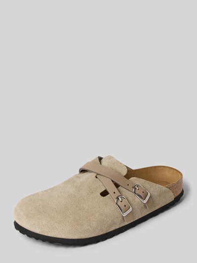 Produktfoto, Clogs aus echtem Leder Modell 'Blair' von Birkenstock, beige mit dünnen Riemen, metallic Dornschließe, profilierte Sohle, abgerundete Form, Absatzhöhe 3 cm bei Größe 40