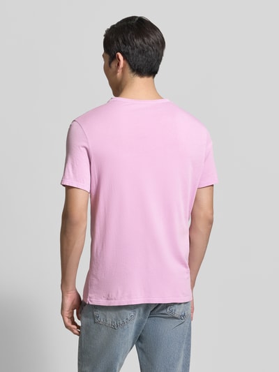 Männermodel trägt Regular Fit T-Shirt mit Rundhalsausschnitt Modell 'Devon' von American Vintage in Rosa, reine Baumwolle, Rückansicht, Ganzkörperansicht.
