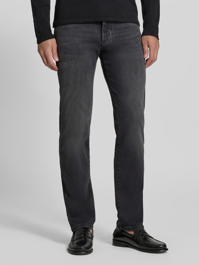 Mężczyzna nosi Regular Fit Jeans im 5-Pocket-Design von bugatti, mieszanka bawełny, kolor ciemnoszary, zapięcie na guzik i zamek błyskawiczny, 5 kieszeni, Szerokość w rozmiarze 32/32: 43 cm, Długość wewnętrzna nogawki w rozmiarze 32/32: 82 cm, Ganzkörperansicht z przodu.