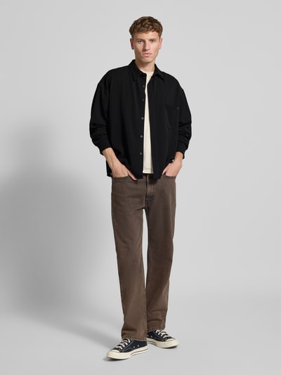 Männermodel trägt Regular Fit Overshirt mit Viskose-Anteil Modell 'Takinoma' von Don´t Waste Culture in Schwarz, Ganzkörperansicht von vorne.
