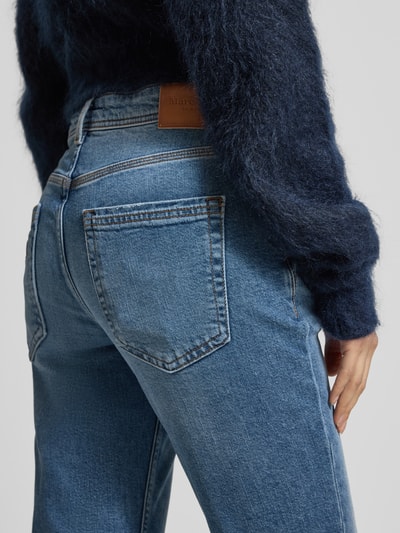 Männermodel trägt Boyfriend Jeans aus Baumwoll-Mix Modell 'THEDA' von Marc O'Polo, stylizowana na denim, krój boyfriend fit, średni stan, długość krótka, naszywka z logo, nity, szwy w kontrastowym kolorze, szlufki na pasek, zapięcie na guziki i kryty zamek, 5 kieszeni, mieszanka bawełny. Detailaufnahme tylny widok.