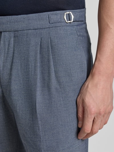 Männermodel trägt Anzughose mit Bügelfalten und Gesäßtaschen von MCNEAL, Material-Mix mit Viskose-Anteil, Nahaufnahme Hüfte
