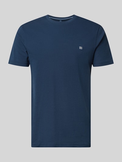 Produktfoto, dunkelblaues T-Shirt aus Baumwolle mit Rundhalsausschnitt von Christian Berg Men, Regular Fit, dezentes Label-Detail, glatte Textur.