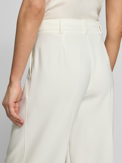 Frauenmodel trägt Wide Leg Hose mit Bundfalten Modell 'TIWI2' von BOSS Orange, Optik: Unifarben, Detailaufnahme Rückansicht.