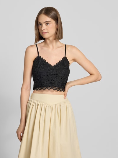 Frauenmodel trägt Slim Fit Trägertop aus Viskose-Mix Modell 'HONEY' von Only, schwarz, Spitzen-Optik, V-Ausschnitt, Nahaufnahme Oberkörper.
